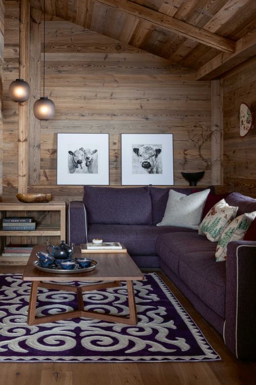 Die Gestaltung von Julia Aulenbacher greift die alpine Atmosphäre auf uns setzt ihr gleichzeitig ein modernes Interieur entgegen. Sofa «Barclay» von Giuseppe Manzoni für Bodema; Couchtisch «Jiff» von Flexform; Teppich von Nakta Design aus Kirgistan; Pendelleuchten «Bloom» von Tim Rundle für Resident. Fotos von Sybille Bergfeld, Zürich.