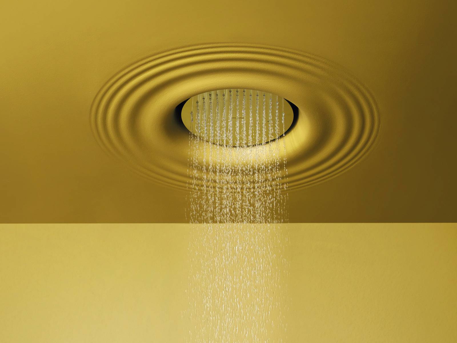 «Raindrop» heisst der Duschkopf, der direkt in die Decke integriert werden kann. Bei genauerem Hinsehen entdeckt man die feinen, konzentrischen Kreise, die den Duschkopf umrunden und ihm den Namen geben – angelehnt an den Effekt, den ein einzelner Tropfen auf der Wasseroberfläche erzeugt. In verschiedenen Farben erhältlich. Antoniolupi.