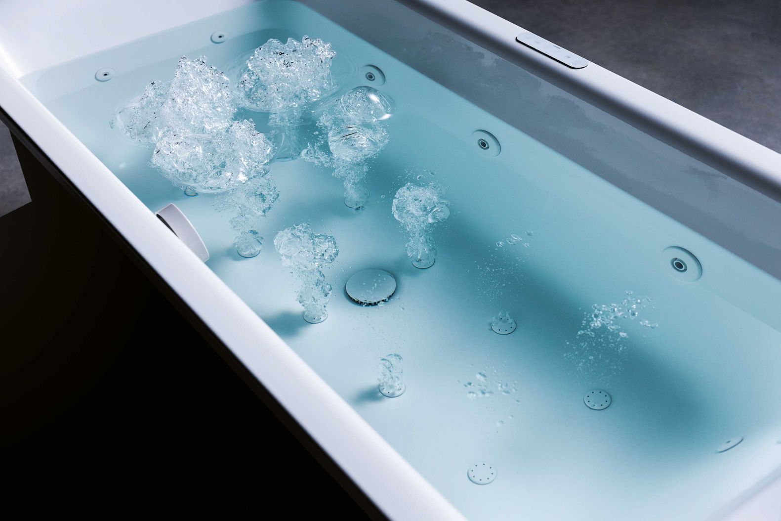 Whirlwannen aus Stahl-Emaille sind für Körper und Seele entspannend und brauchen in den meisten Fällen nicht mehr Platz als eine herkömmliche Badewanne. Beim Wellness-System «Body & Soul» werden die Elemente Wasser und Luft vereint. Die kräftigen Wasserstrahlen lockern Muskeln, Sehnen und Gelenke – beispielsweise nach dem Sport. Die sanften, vorgewärmten Luftbläschen dienen dagegen der Entspannung. Auf Wunsch können die Seiten- und Bodendüsen getrennt ausgewählt und die Intensität der Wellness-Behandlung individuell bestimmt werden. KALDEWEI.CH