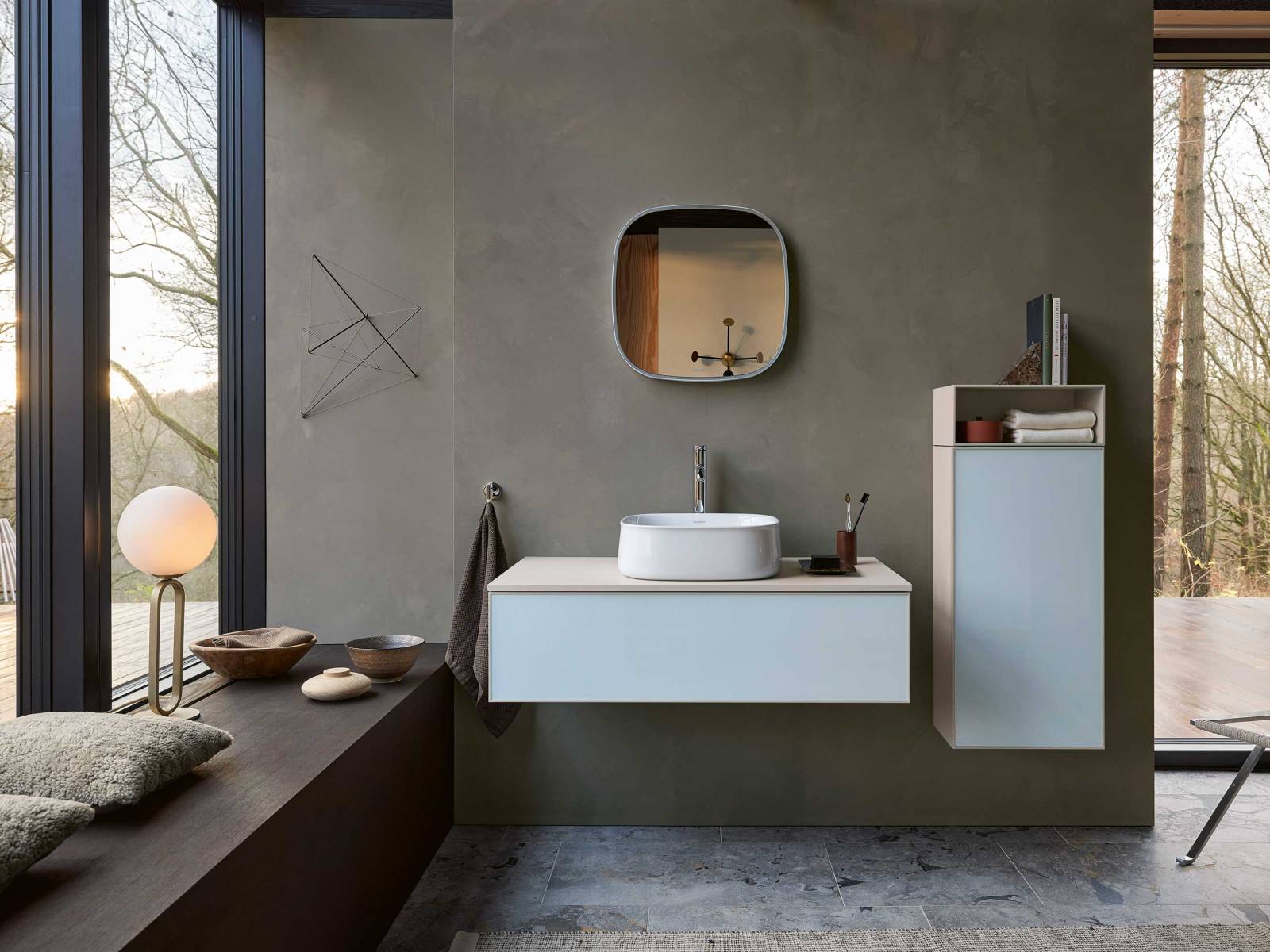 «Zencha» heisst die neue Badserie, für die sich Designer Sebastian Herkner Inspiration in traditionellen japanischen Ritualen und Handwerkskunst fand. Das auffälligste Gestaltungsmerkmal ist der feine, in weicher Linie nach aussen gewölbte Rand von Becken und Wanne. Die Möbel der Kollektion sind modular aufgebaut und als offene Regale oder Schubladen definierbar. DURAVIT.