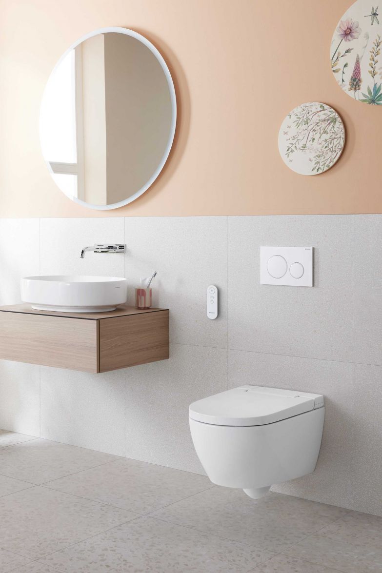Mit seiner schlichten Eleganz, den einfachen Linien und sanften Rundungen fügt sich das neue Dusch-WC «AquaClean Alba» in jedes Baddesign ein und vereint selbst als Einstiegsmodell verschiedene Premiumfunktionen wie einen angenehm belebenden und wirkungsvoll reinigenden Duschstrahl dank «WhirlSpray»-Duschtechnologie. GEBERIT.CH