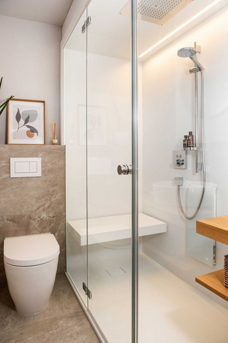 Optisch unterscheidet sie sich kaum von einer gewöhnlichen Dusche, und auch die kleine Grundfläche lässt nicht vermuten, dass die «SteamShower» wohltuende Entspannung bietet. Dank ihrer individuellen Abmessungen und Formen eignet sich die Dampfdusche auch für kleine Räume, denn die gesamte Wellness-Technik ist bereits im Inneren der Dusche untergebracht. KUENG.SWISS