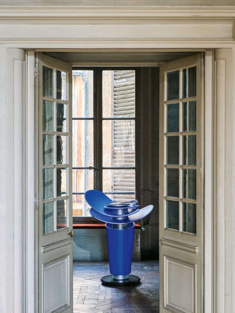 Playtime: Im prachtvollen Palazzo Serbelloni ­präsentierte Louis Vuitton erstmals ­seine Home Collection – eine Welt aus Möbeln, Leuchten, Geschirr und sogar Flipper­automaten und Plattenspielern. Die ­Kollektion erweitert die ikonischen «Objets ­Nomades» um neue Entwürfe von namhaften ­DesignerInnen. Ein ­gelungenes Debüt, für das man gleich mal Schlange ­stehen musste. louisvuitton.com
