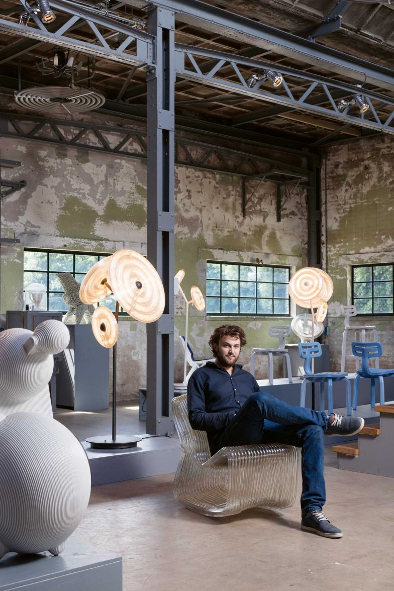 Dirk van der Kooij in seinem Showroom, der gleich neben der Werkstatt auf einem ehemaligen Industriegelände liegt. Der Niederländer ist nicht nur Designer, sondern vor allem auch ein Maschinen-Hacker. Einer, der sich mit Vorliebe die Finger schmutzig macht und nicht nur Freude am Ergebnis hat, sondern vor allem am Weg dahin.