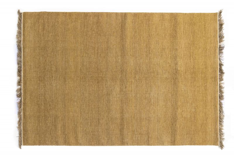 Die Besonderheit der «Himalayan rugs» liegt in ihrer rein pflanzlichen Materialzusammensetzung: Allo, gewonnen aus der Himalaya-Brennessel, und Bananenblätter verleihen ihnen einen unregelmässigen und handwerklichen Charakter. Foto: Alessandro Paderni.