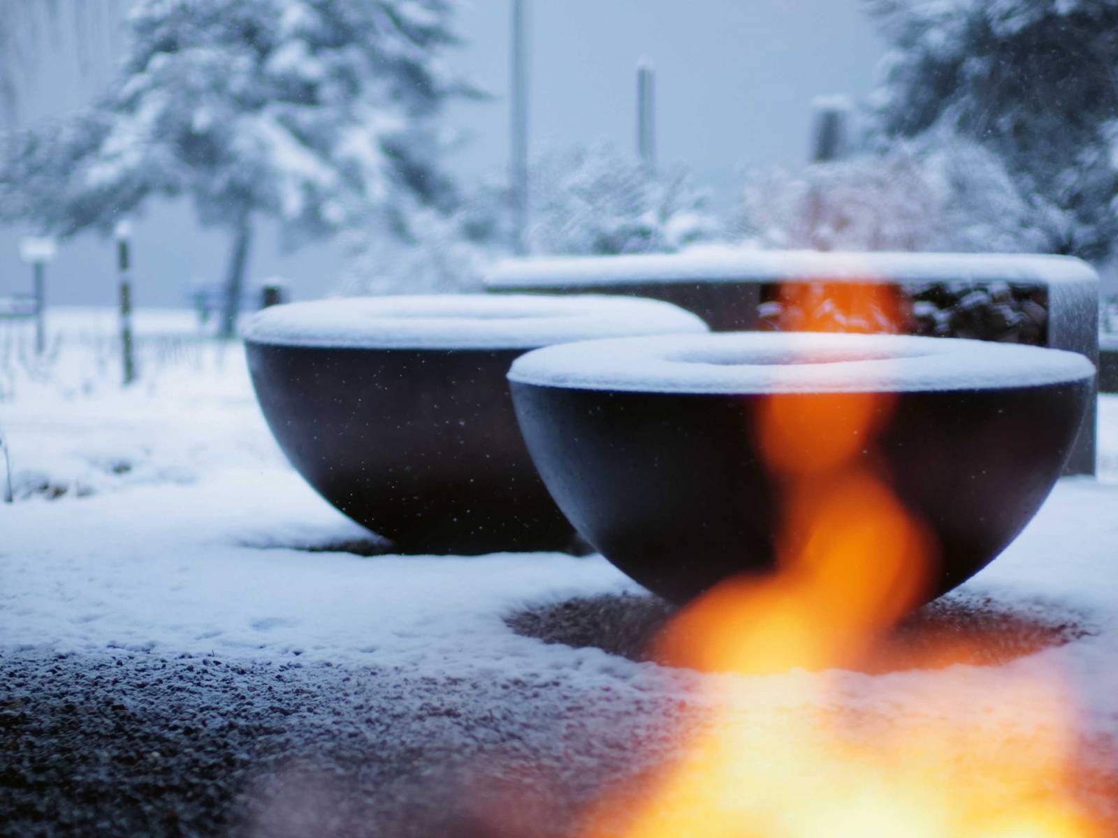 Es gibt kein schlechtes Wetter, es gibt nur Grillwetter: Denn der Original Feuerring ist sowohl im Hochsommer als auch im Schnee in Bestform: Er bereitet uns nicht nur Freude beim Zubereiten leckerer Gerichte im Freien, er hält uns dabei auch angenehm warm! FEUERRING.