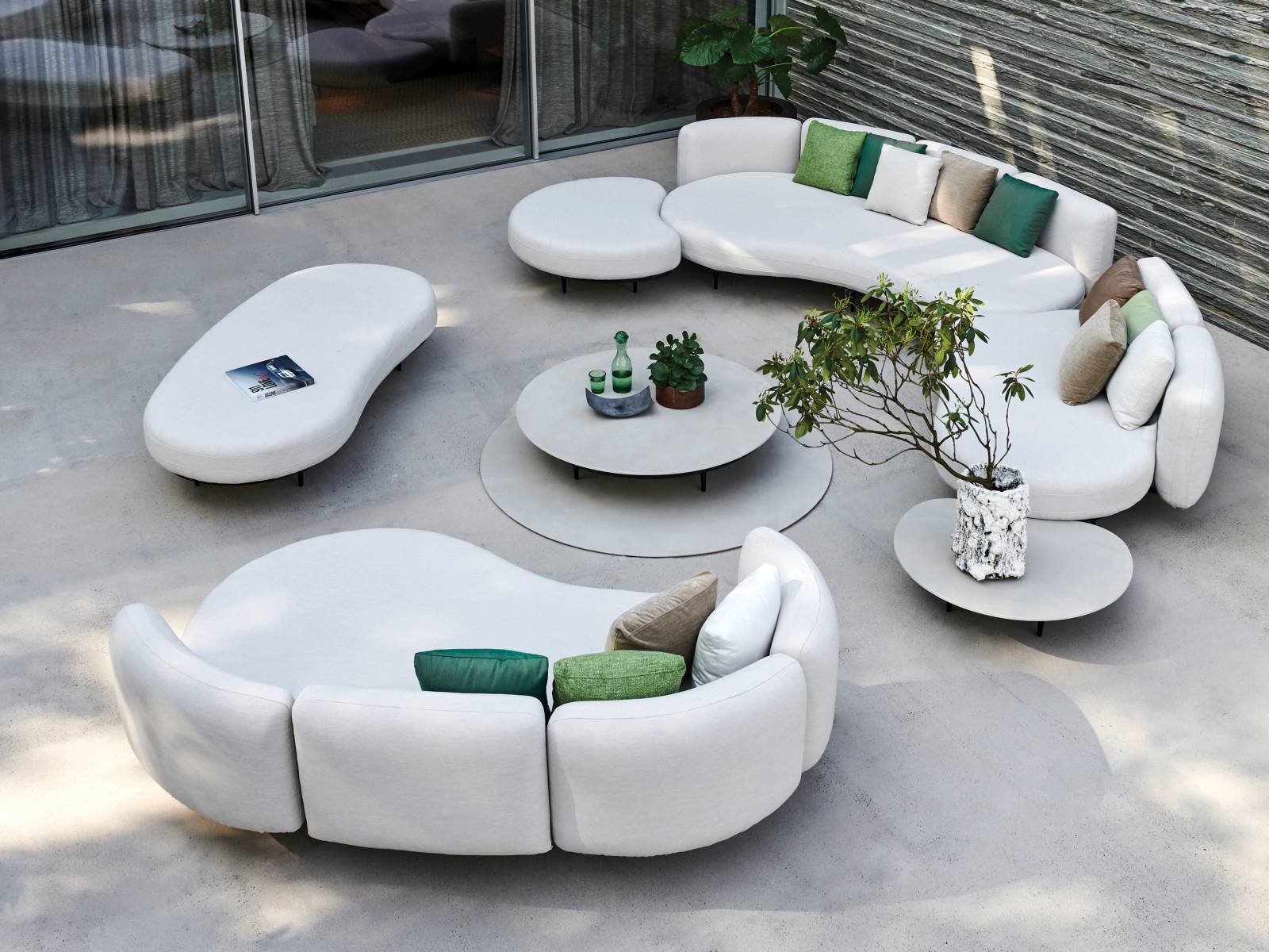 In ihrer kantenlosen Form erinnern die einzelnen Module der Kollektion Organix-Lounge an von Wasser geschliffene Steine. Designer Kris Van Puyvelde schuf acht unterschiedliche Sitzelemente und vier Tische, die sich gegenüber, aber auch zusammenstehen können. Royal Botania.