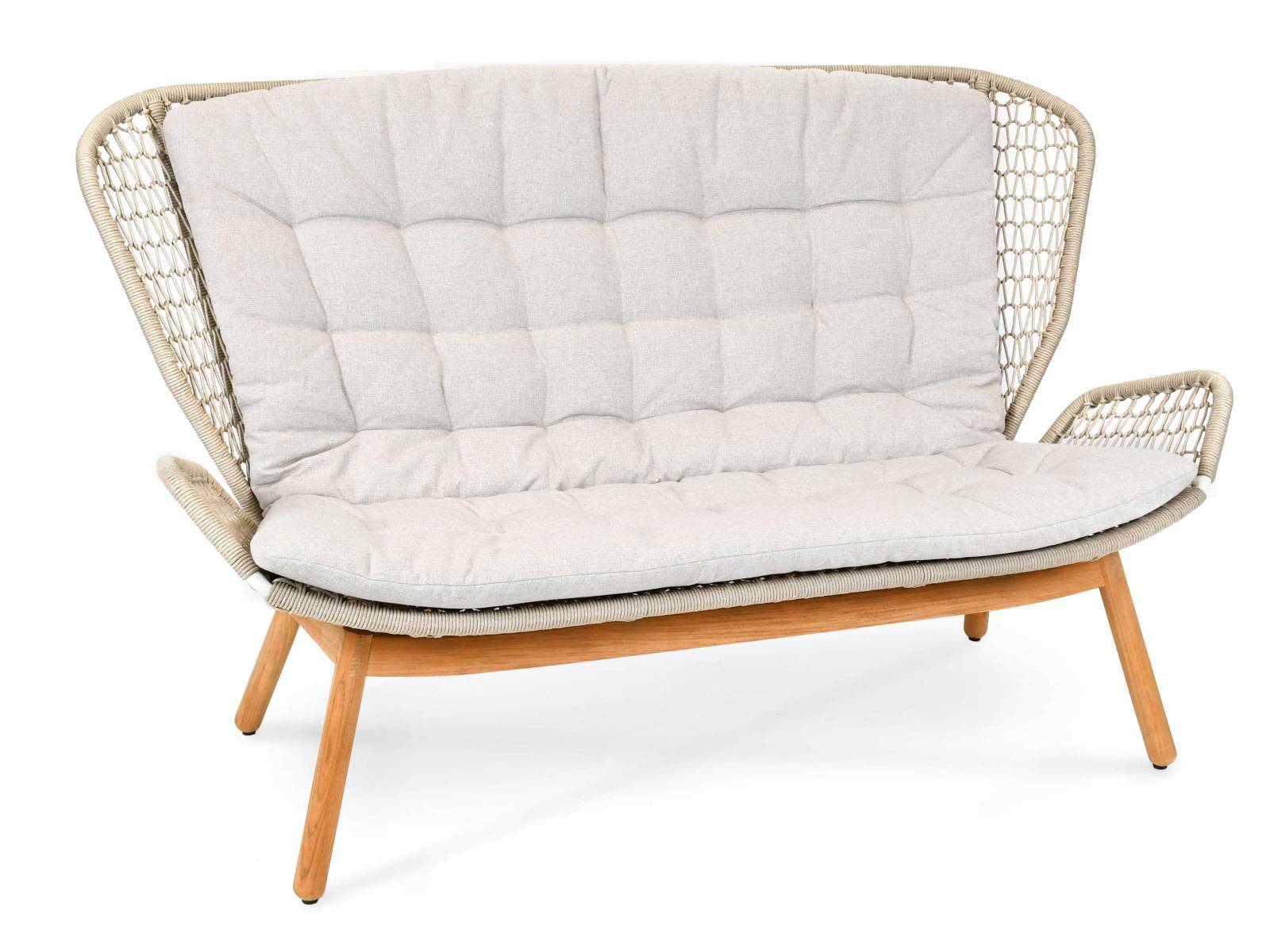 Einer für zwei, die sich mögen, ist der Zweisitzer «Wing light Relax». Das Gartensofa ist von Hand geflochten und kann vielfältig kombiniert werden – zum Beispiel mit Modellen aus der gleichnamigen Kollektion. FISCHER-MOEBEL.