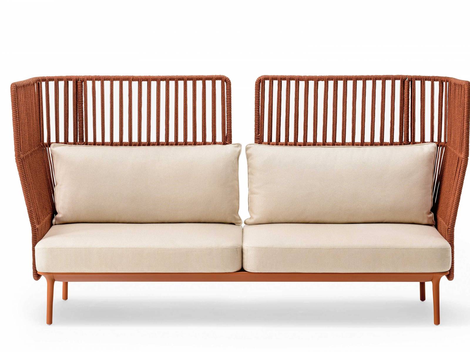 Das charakteristische Merkmal des Loungesystems «Reva Cocoon» ist die hohe Rückenlehne, die Schutz und Geborgenheit zugleich bietet. Verstärkt wird dieses Gefühl durch die weichen Kissen, die zum Ausruhen einladen. Design: Patrick Jouin. PEDRALI.
