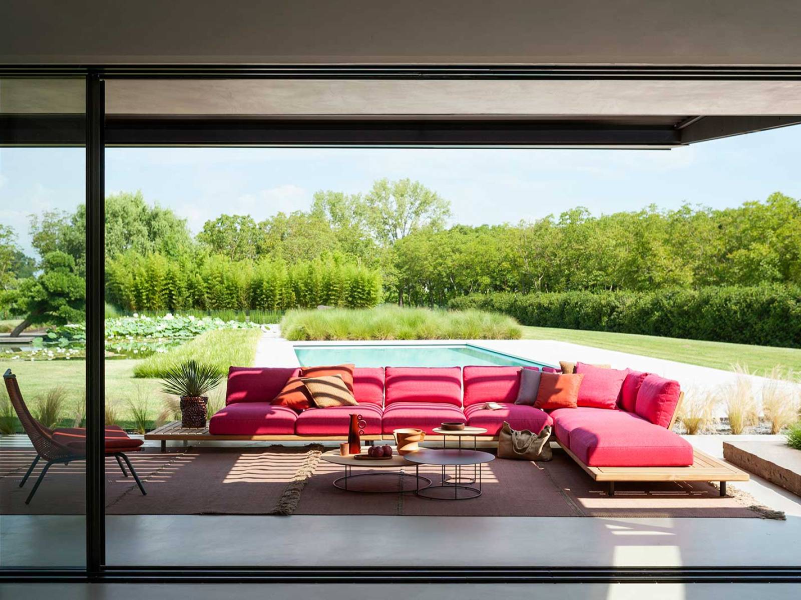 «Philia» heisst das Outdoorsofa von Rodolfo Dordoni, das mit der erhöhten Basis aus Teakholz an Bootsdecks erinnert und zusätzliche Ablageflächen bietet. Die leicht gepolsterten und mit zusätzlichen Kissen ausgestatteten Rücken- und Armlehnen können in drei verschiedene Positionen geneigt werden. Roda.