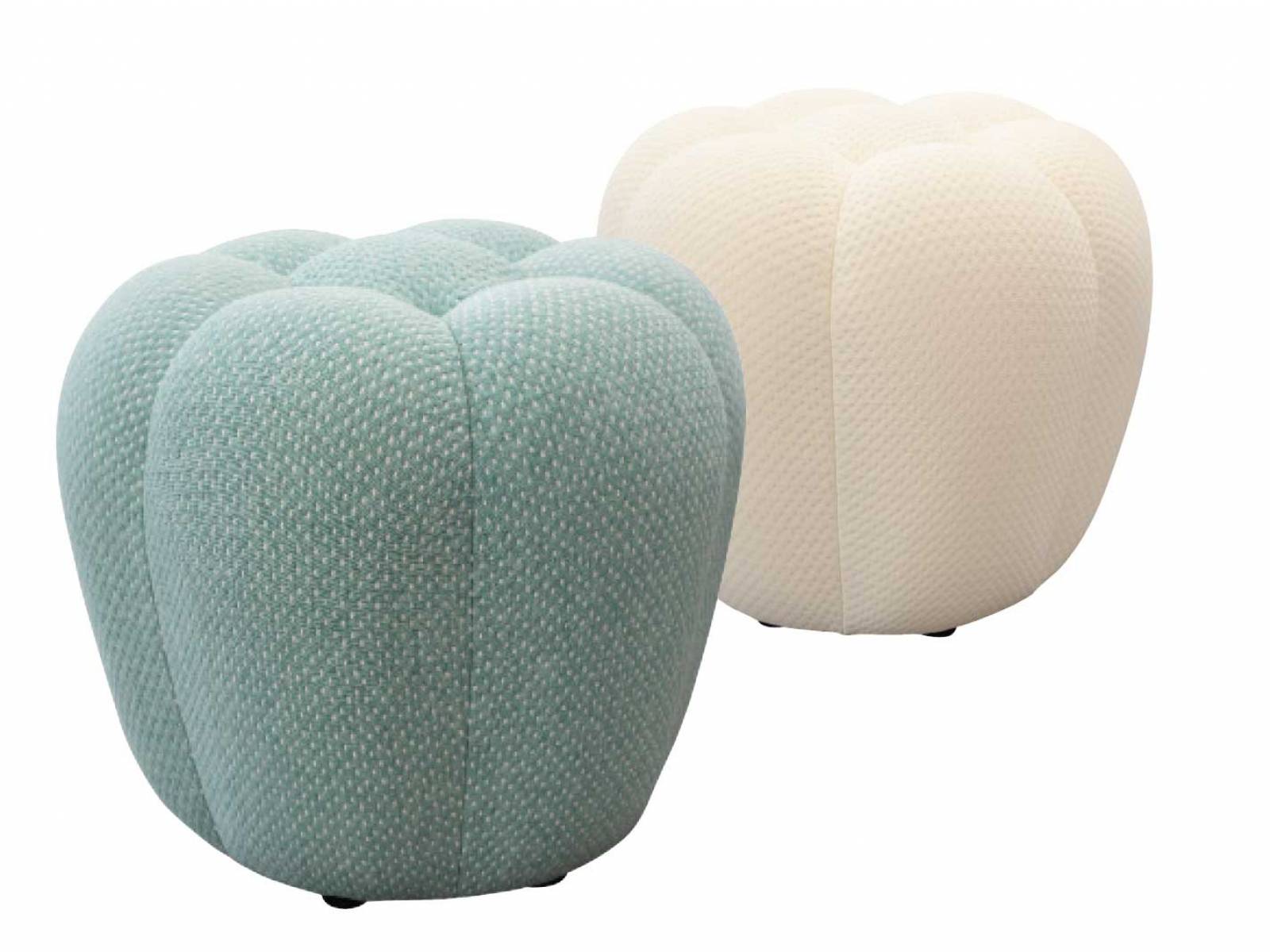 Sacha Lakics ikonischer Pouf erobert den Aussen­bereich. Mit seiner skulpturalen Rundung und dem ­raffinierten Quilting definiert er die Grenze zwischen ­Funktionalität und Ästhetik neu. In wetterfesten Stoff gehüllt, ist er in fünf pastelligen Farben erhältlich. Roche Bobois.