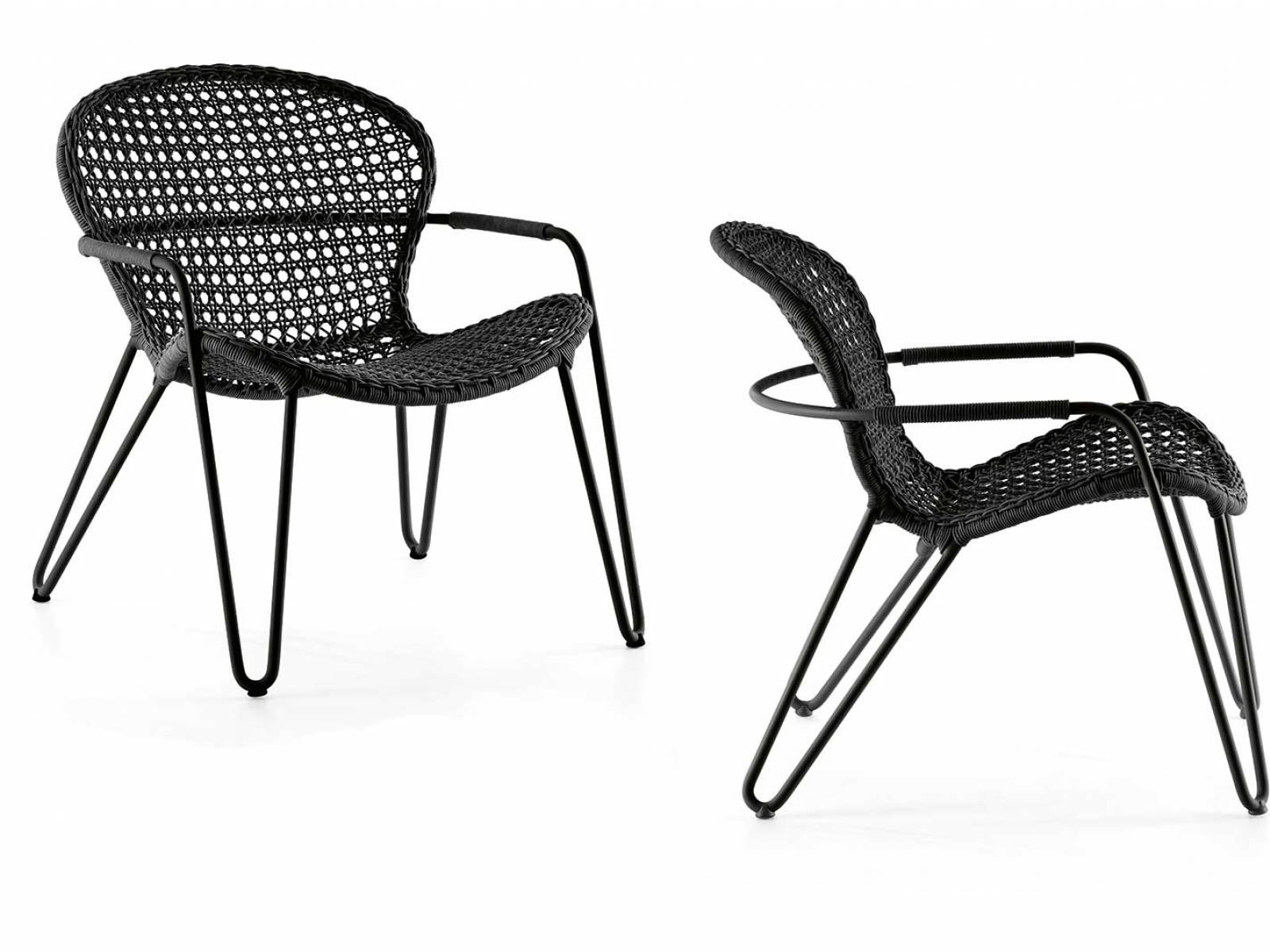 Der «Kingston-Loungesessel» entsteht in Handarbeit und besticht nicht nur ästhetisch, sondern überzeugt auch funktional. Die innovative Polyolefin-Faser vereint Komfort, Widerstandsfähigkeit und Umweltfreundlichkeit in einem Design, das die Grenzen zwischen Innen- und Aussenraum gekonnt verwischt. Hunn.