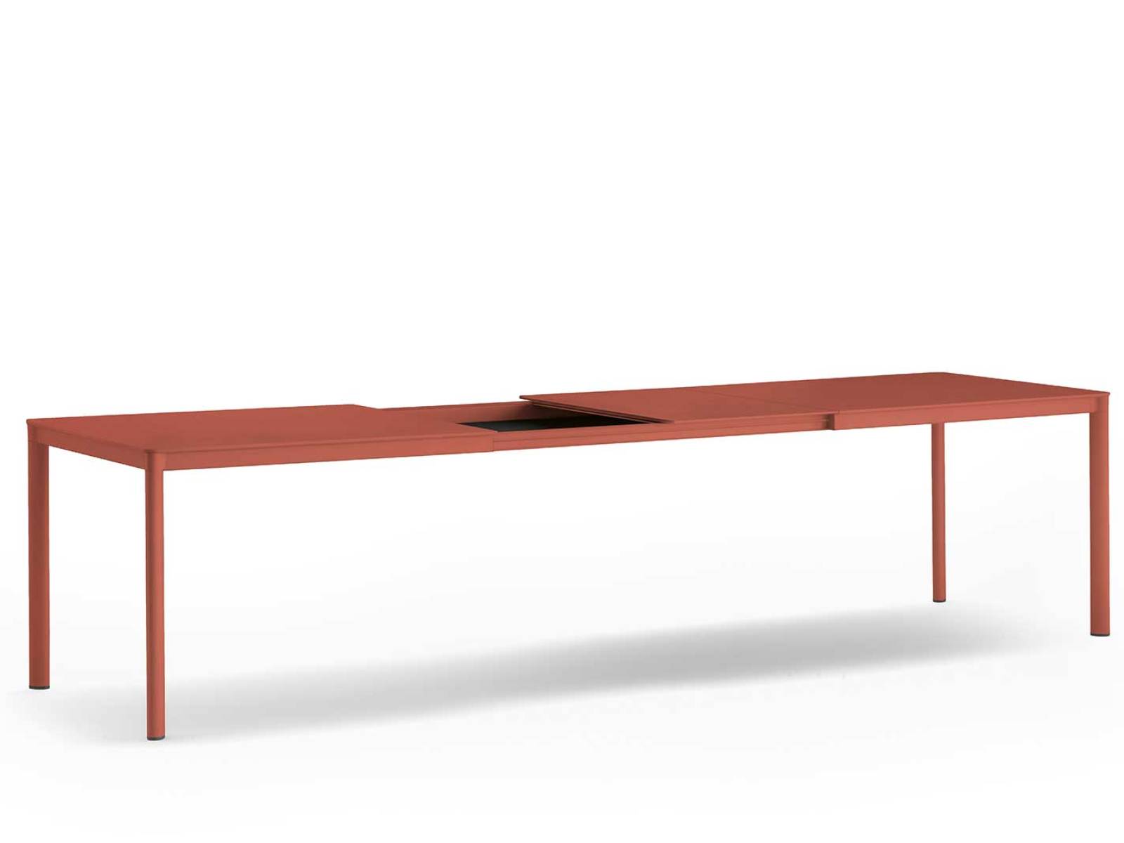 Im privaten Rahmen oder bei ausgelassener Tafelrunde beweist der ausziehbare Tisch «Alu» sein Talent als flexibler und ästhetischer Zeitgenosse. Mit einer qua­dratischen oder rechteckigen Tischplatte aus Aluminium oder High Pressure Laminate öffnet er sich dank eines mechanischen Montagesystems mühelos. Foto: Ottavio Tomasini. PEDRALI.
