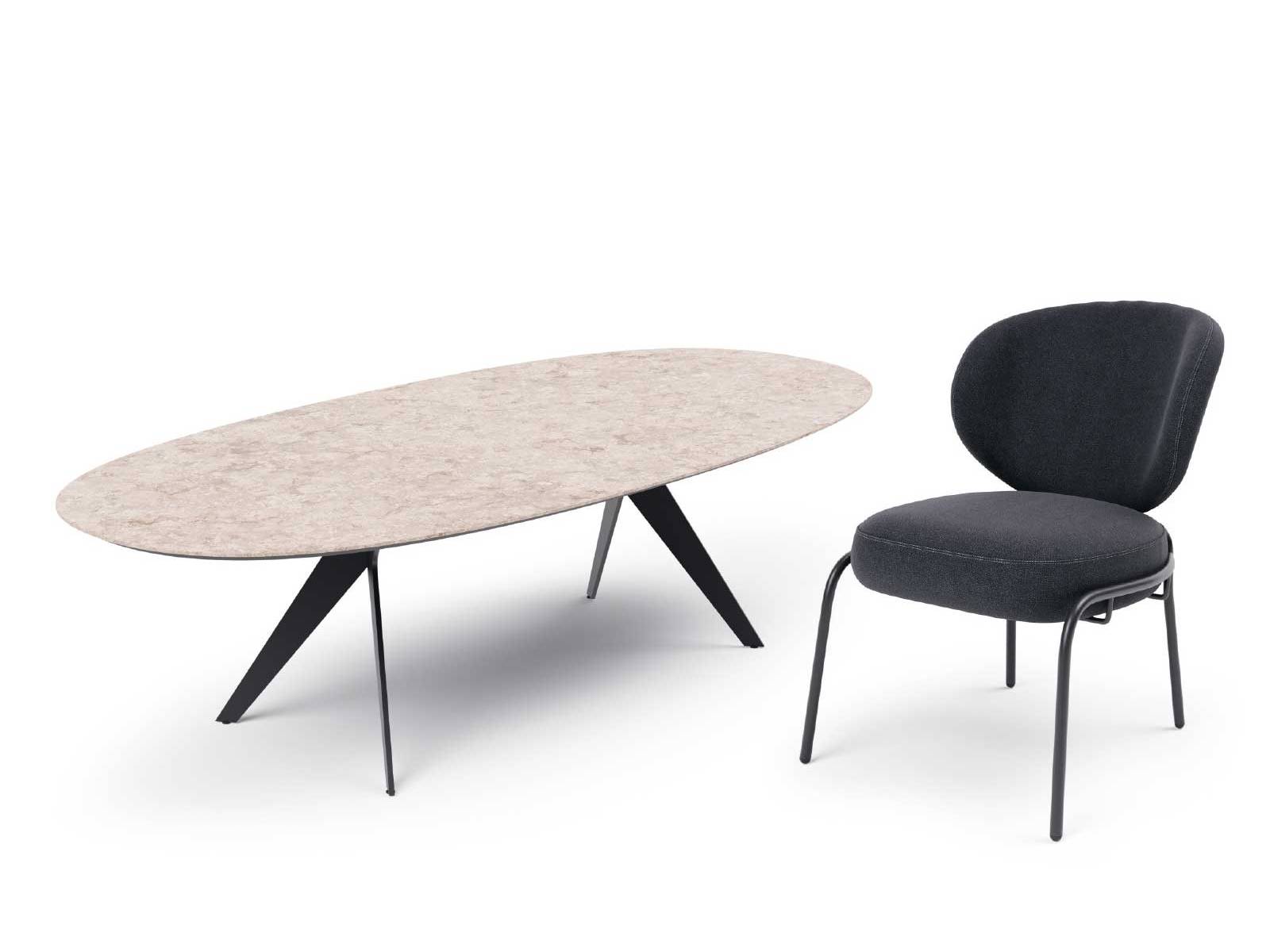 Low-Dining feiert entspannten Outdoor-Luxus auf lässigem Lounge-Niveau: Zum Low-Dining-Tisch «Lana» mit ikonischer Beinlösung und sanft abgerundeter Platte gesellt sich der Stuhl «Luna» mit geschwungener Lehne und schlankem Gestell, das ein komfortables Sitzpolster trägt. WILLISAU.