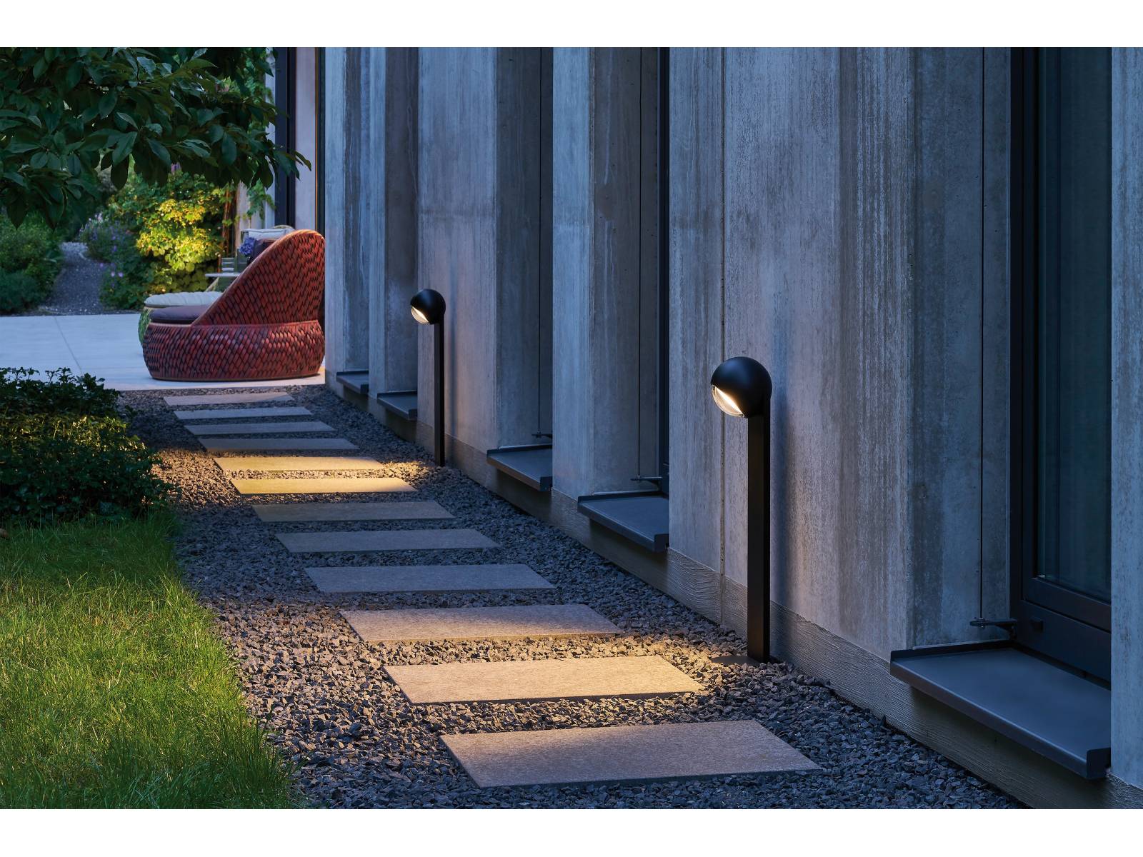 Als unaufdringliche und stilvolle Orientierungshilfe im Dunkeln erweist sich «Sito palo», eine elegante Pollerleuchte, deren Kopf um 45 Grad schwenkbar ist und dank innenliegender Linsen eine optimale Lichtverteilung bietet. In Schwarz und Weiss matt, sowie Weiss glänzend. Occhio.