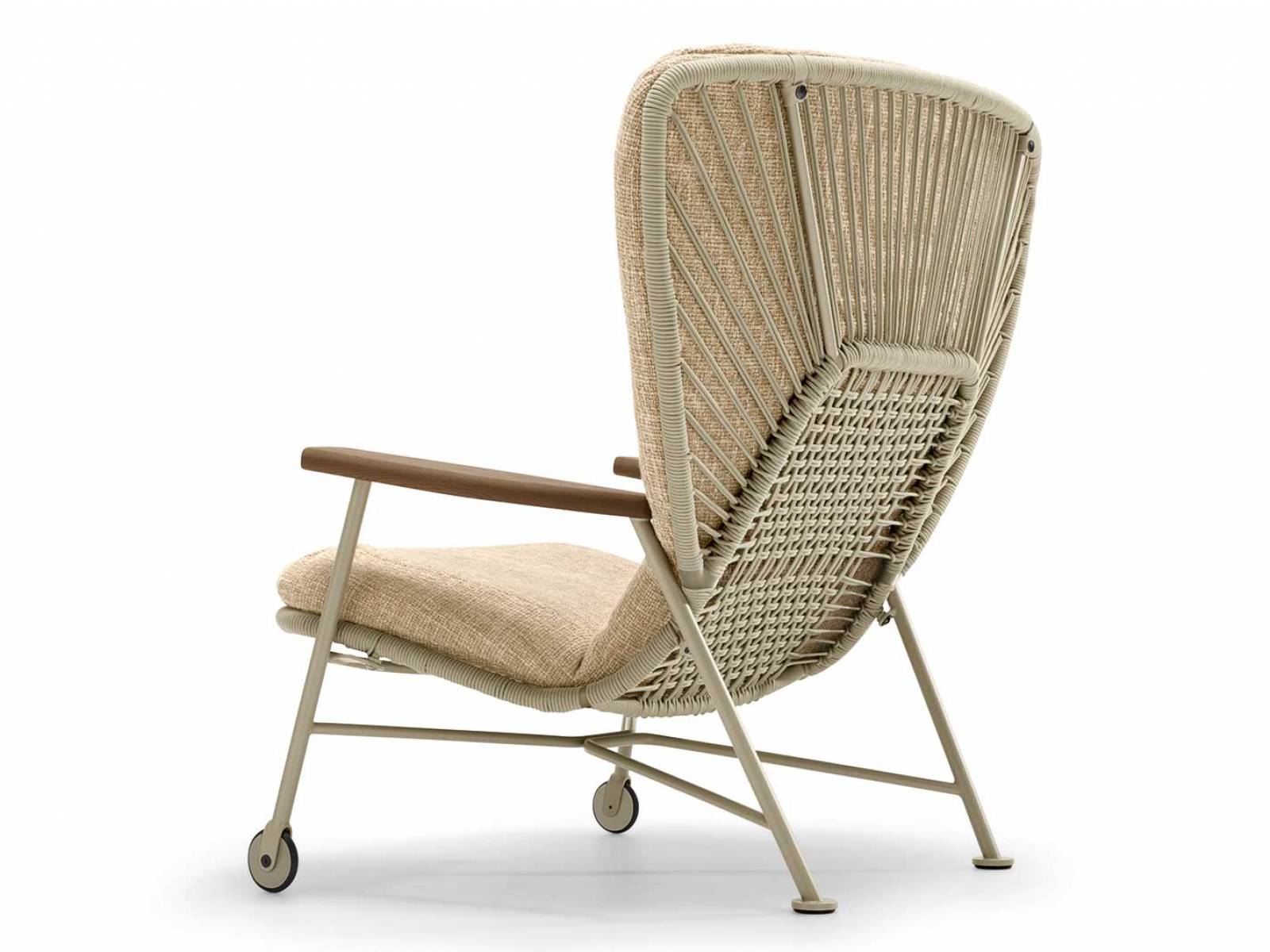 «Shinzo» kann bereits als junger Klassiker bezeichnet werden. Als «Shinzo Hybrid» erobert der Lounge Chair von Eoos nun auch den Aussenbereich, wo er ebenso zu Hause ist wie drinnen. Auf Rollen wechselt er mühelos zwischen beiden Welten. WALTER KNOLL.