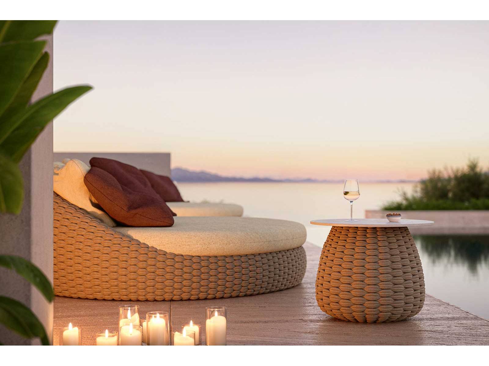 Das Daybed «Kobo» von Stéphane De Winter liegt mit ausladenden, weichen Konturen wie eine Insel der Ruhe im Garten – geräumig und komfortabel. Mit seinem Aluminiumrahmen, über den sich die handgeflochtene Premiumfaser spannt, trotzt es UV-Strahlung, Chlor und Meerwasser. MANUTTI.
