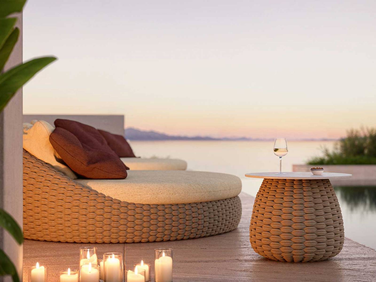 Das Daybed «Kobo» von Stéphane De Winter liegt mit ausladenden, weichen Konturen wie eine Insel der Ruhe im Garten – geräumig und komfortabel. Mit seinem Aluminiumrahmen, über den sich die handgeflochtene Premiumfaser spannt, trotzt es UV-Strahlung, Chlor und Meerwasser. MANUTTI.