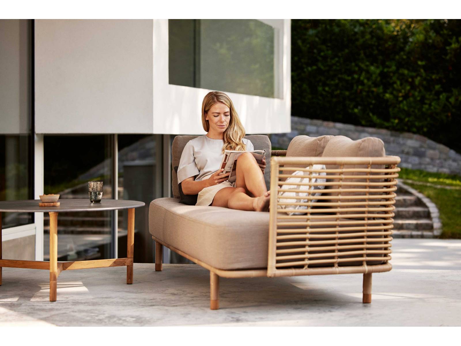 Das dänische Designerpaar Foersom & Hiort-Lorenzen hat mit «Sense Outdoor» einen eleganten und zugleich skulpturalen Dreisitzer aus dem Naturmaterial Rattan entworfen. Bewegliche, schnell trocknende Rückenkissen erlauben es, bequem Platz zu nehmen und zu entspannen. CANE-LINE.