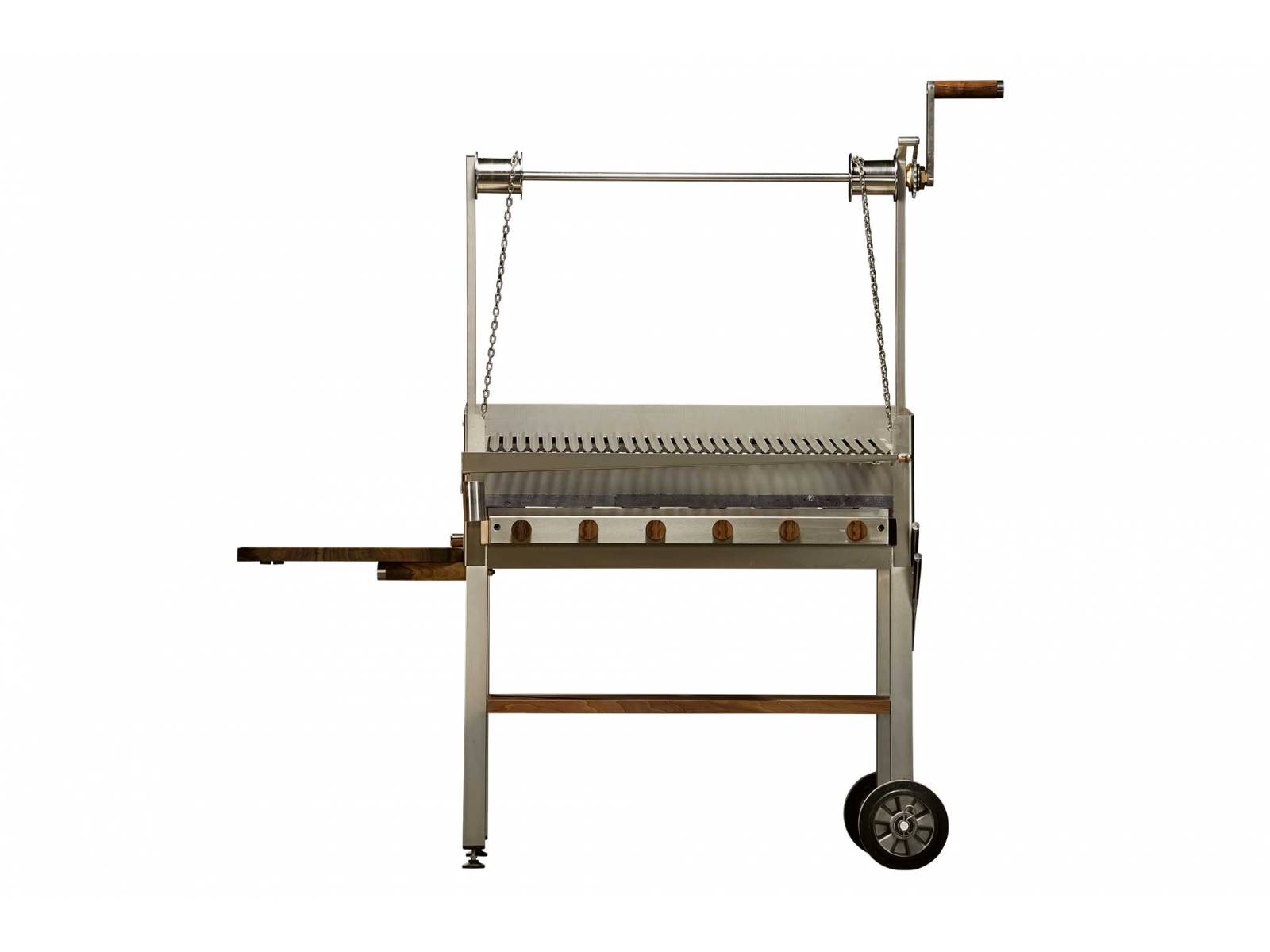 Der exklusive Grill von Andreas Nöckl vereint argentinische Tradition und Schweizer Handwerk. Dabei muss man sich nicht mal für Gas oder Holzkohle entscheiden, denn der «Azado» kann beides. Der Rost lässt sich über eine raffinierte Zahnrad-Kupplung leicht in der Höhe verstellen. Produziert wird in Handarbeit in St. Gallen. AZADO.