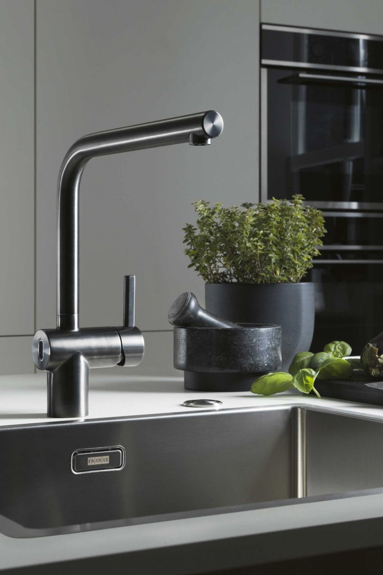 Armaturen wie «Atlas Neo» aus massivem Edelstahl setzen in jeder Küche glanzvolle Akzente. Neben Anthrazit gibt es das Modell des Schweizer Traditionsherstellers auch in Champagne Gold, Copper und neu mit strahlenförmig gebürstetem Finish. franke.com