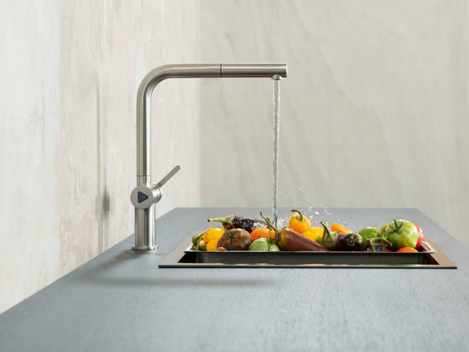 Die im letzten Jahr erfolgreich lancierte Küchen­armatur «Bevo E» gibt es neu mit einer hybriden Bedienung. Damit lässt sich der Wasserfluss völlig berührungslos durch einen Wink aktivieren und ebenso automatisch wieder stoppen. KWC.
