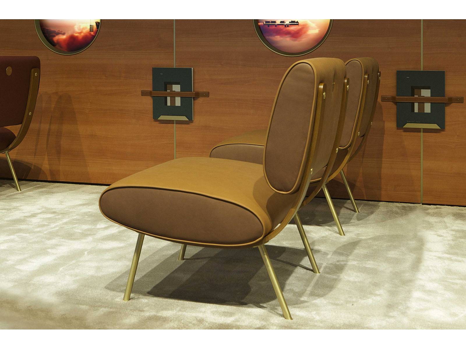 Unser Lieblings-Messestand des Supersalone zeigte nur ein einziges Möbelstück, den runden Sessel «D.154.5» von Gio Ponti. Ron Gilad liess ihn paarweise auf dreissig Metern aufstellen und erinnerte so an das Interieur eines Flugzeugs. Hinter hölzernen Fensterpaneelen zogen Wolken auf Bildschirmen vorbei und eine Lautsprecherdurchsage forderte zum Boarding auf. MOLTENI&C.