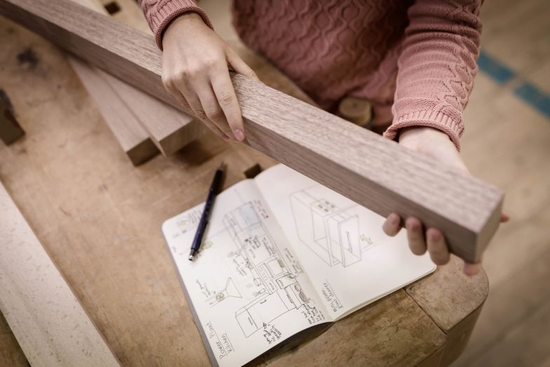 Die ausgewählten TeilnehmerInnen dürfen in den Werkstätten des Möbelproduzenten Girsberger, des Textilherstellers Création Baumann und des Teppichproduzenten Ruckstuhl arbeiten.