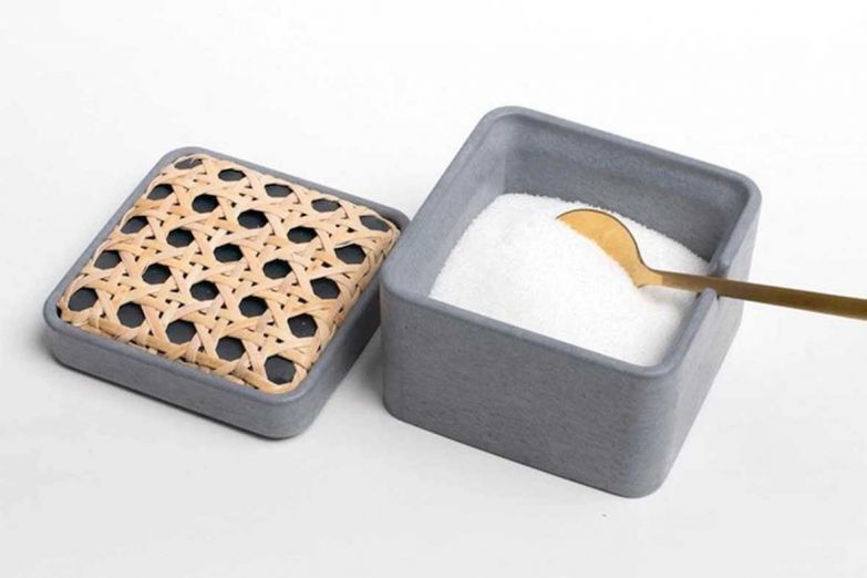 Einst die Liebe zum Beton entdeckt, kreiert der österreichische Designer Thomas Poganitsch seither die schönsten Objekte aus dem Material, das ihnen ein ganz besonderes Aussehen verleiht. So auch diese handgefertigte Zuckerdose mit einem Deckel, das Wiener Geflecht ziert. FORMPOET.AT