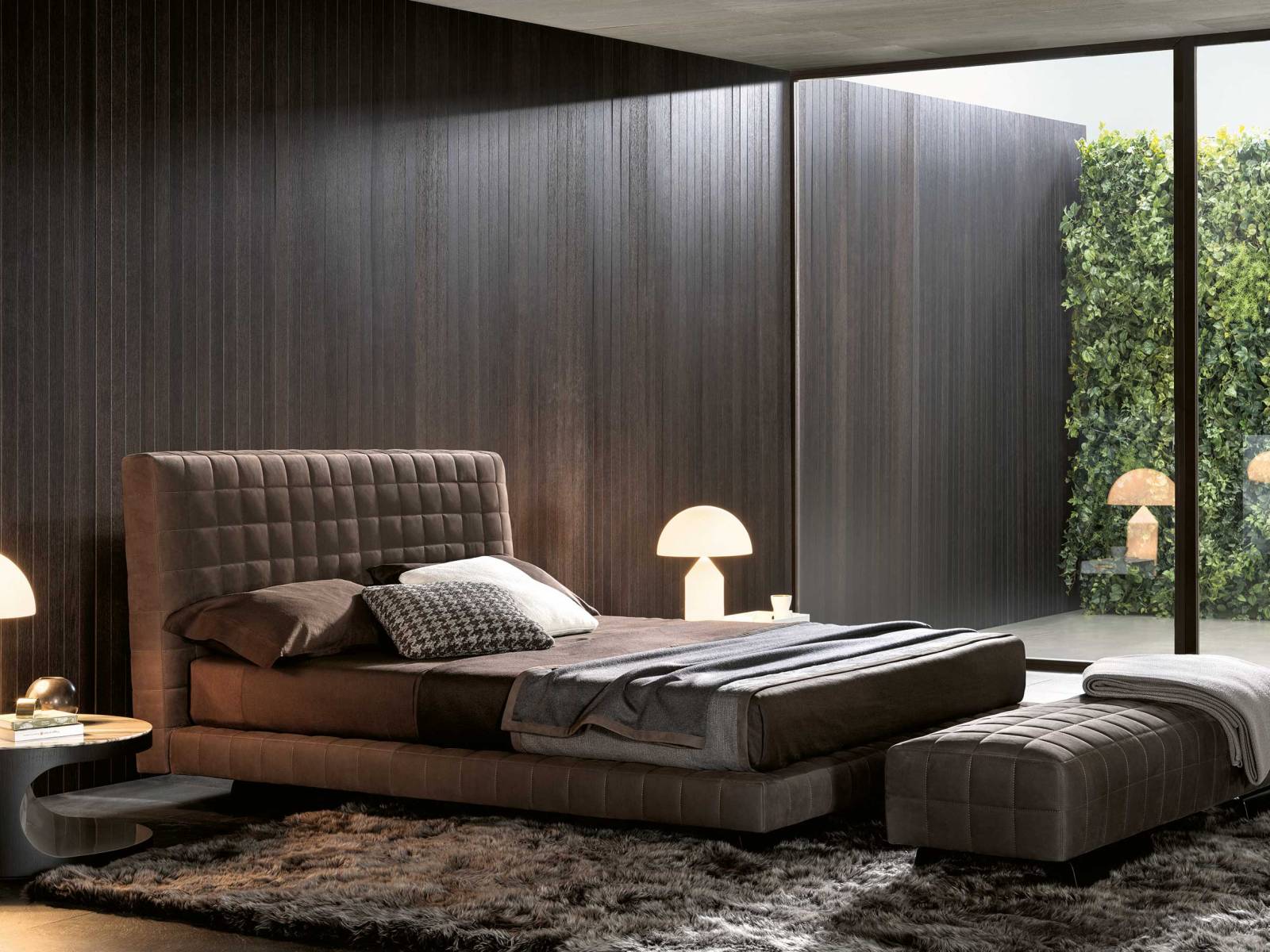 Haute Couture für das Schlafzimmer: Das ebenso elegante wie zeitlose Bett «Twiggy» steht, wie die gesamte gleichnamige Sitzmöbelkollektion, ganz im Zeichen der hohen Schneiderkunst. Diese kommt nicht zuletzt durch feine Ziernähte an Untergestell und Kopfteil zum Ausdruck. Entwurf: Rodolfo Dordoni. MINOTTI.
