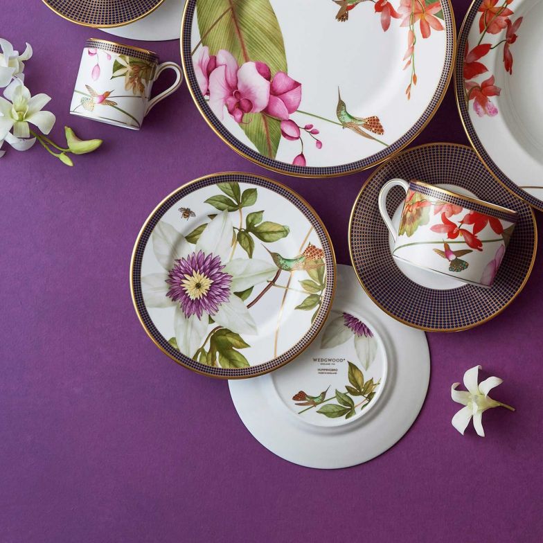 Die Kollektion «Hummingbird» zeigt überdimensionale Blüten und verspielte Kolibris auf Knochenporzellan. Die aufwändig gestalteten Stücke werden in England hergestellt und von Hand mit 22 Karat Gold veredelt. WEDGWOOD.COM