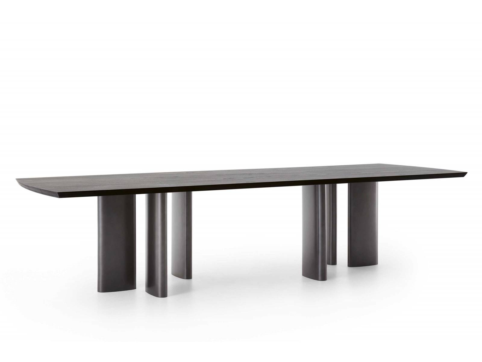 «Adrien» heisst der Tisch des Designers Jean-Marie Massaud, dessen Platte in schwarzer Ulme, Eiche oder Marmor erhältlich ist und mit einer Länge von bis zu 320 cm beeindruckt. POLIFORM.