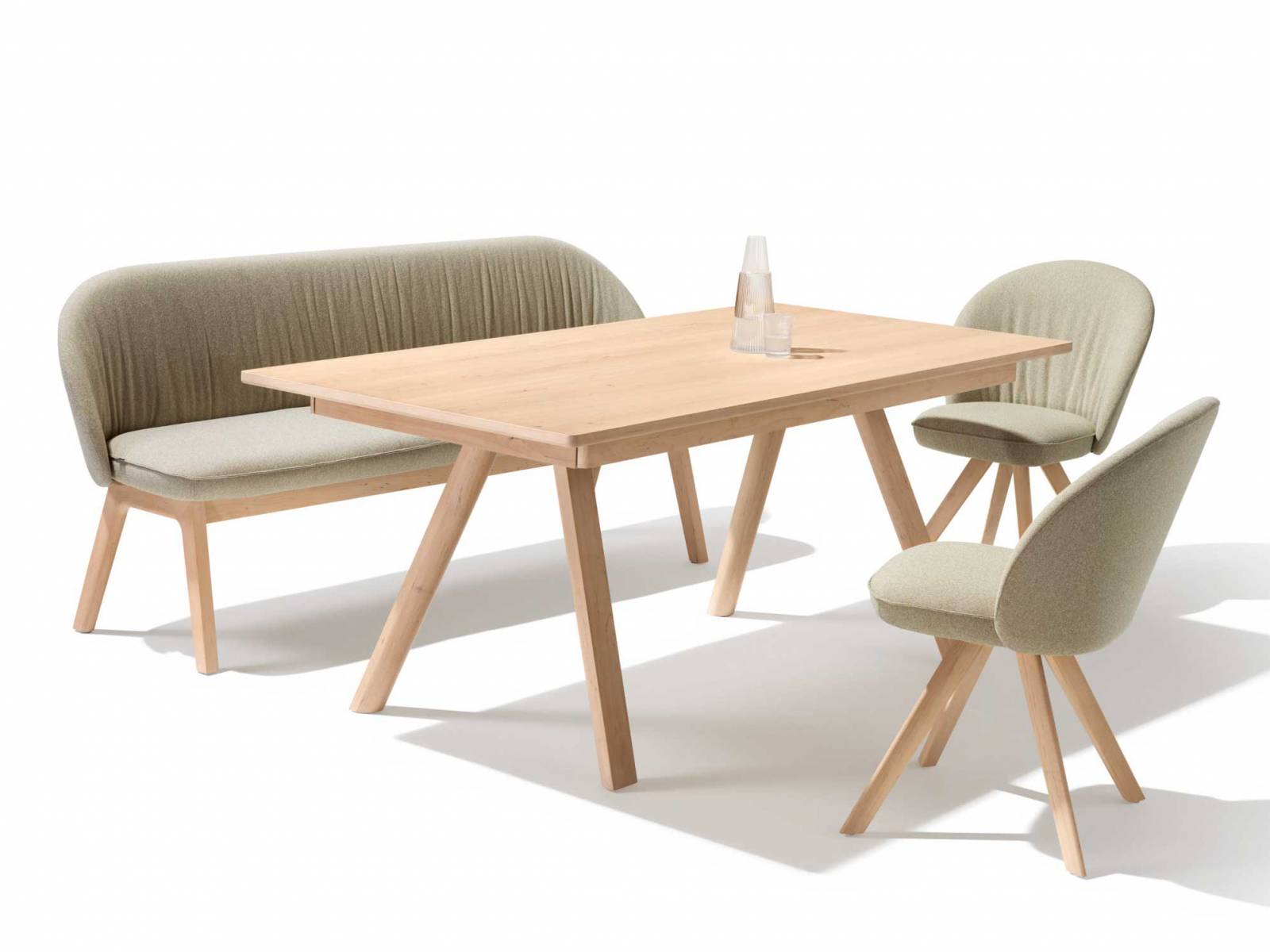 Der Tisch «Taso» von This Weber ist nun auch in einer schmaleren Variante für kleine Wohnräume erhältlich. Wer gerne Gäste empfängt, wählt das ausziehbare Modell, das es neu in der Holzart Erle gibt. Stuhl: «Flor» mit neuem Drehgestell. TEAM7.