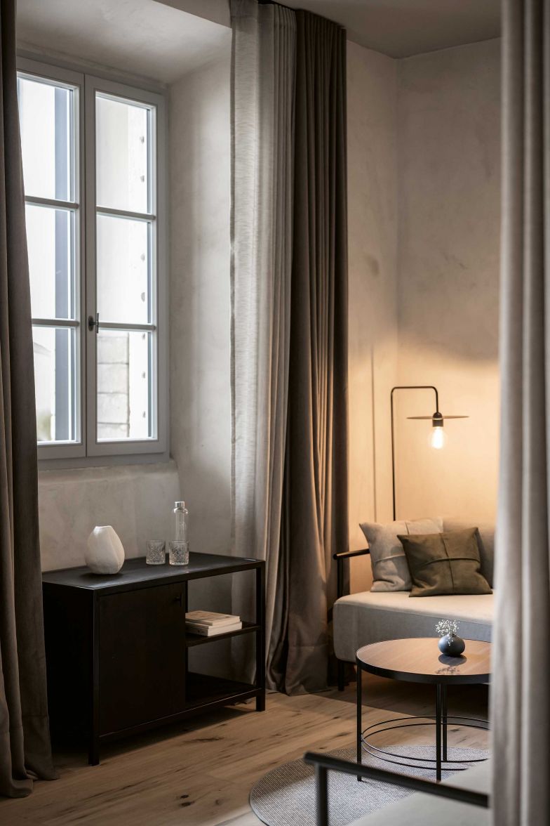 Detail aus der Hortus-Suite im Erdgeschoss. Es ist das grösste Zimmer (70 Quadratmeter) mit privater Sauna, freistehender Badewanne und einem grossen Privatgarten.