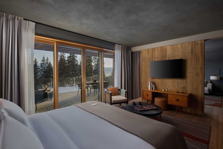 Das Pariser Architekturbüro AW² gestaltete sowohl die Architektur als auch das Interieur, geprägt von Quarzit, Lärchen- und Eichenholz. Die massgefertigten Möbel und Accessoires in Erdtönen schaffen eine beruhigende Atmosphäre.