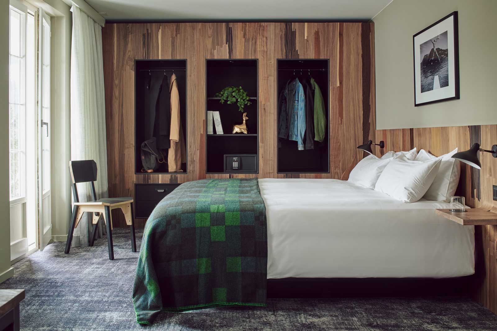 Die Hotelzimmer wurden in Zusammenarbeit mit den niederländischen Designern Johan Bouman und Jeroen Wand renoviert. Die Einrichtungen überzeugen durch klare Linien, warme Naturtöne und Handwerkskunst.