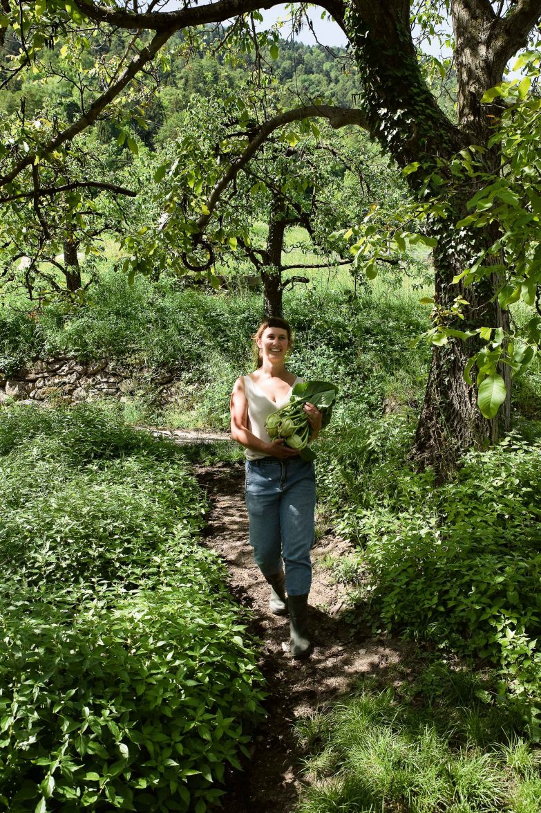 Das ist Anna Gruber, mit prächtigen Kohlrabis aus ihrem gepachteten Hanggrundstück an traumhafter Lage oberhalb von Algund. Wenn man mit ihrem Partner Daniele Piscopiello durch die Beete streunt, spürt man, mit welchem Enthusiasmus beide Gemüse, Obst und Schnittblumen anbauen. Die Produkte von «DA Genussgarten – organic food & floral design» gibt es im Laden «Farm to table» zu kaufen. Mittwochs 17 - 19 und freitags 16 - 18 Uhr. Vogelweidestrasse 26, 39012 Meran
