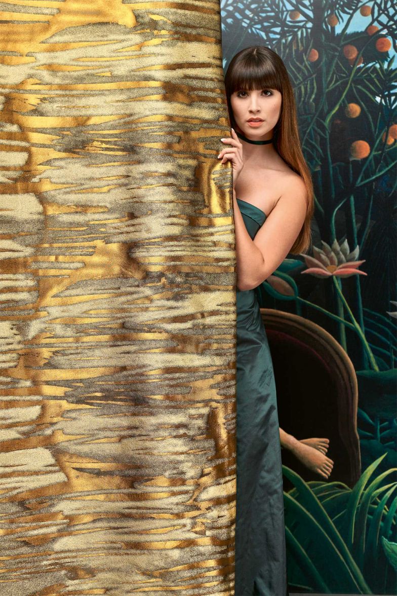 Bühne frei für eine Kollektion der Fülle! «A day in the jungle, a night at the opera» umfasst Stoffe voller Geschichten und Gegensätze, mal wild und extravagant, mal kraftvoll und lebendig; wie bei «Brio» mit seinen wilden Glanzstreifen, den es in fünf Ton in Ton-Farben gibt. Hier in der kräftigen Farbe «Brash». THESIGN-TEXTILES.COM