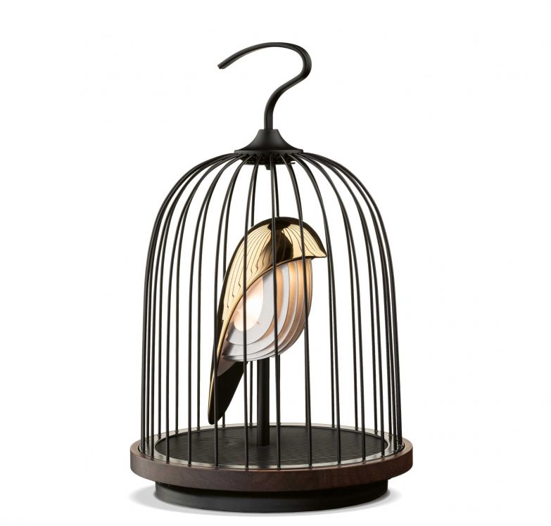 Kein liebliches Vogelgezwitscher, sondern stimmungsvolles Licht und Musik nach Wahl liefert «JinGoo», ein Dekorationsobjekt mit Funktion. Der Körper des «Singvogels» ist aus Porzellan geformt und mit verschiedenen Motiven verziert. Das Licht lässt sich in drei Stufen einschalten und der Bluetooth-Lautsprecher kann mit jedem Gerät verbunden werden. Hier in der Ausführung «The Phoenix». DAQICONCEPT.COM