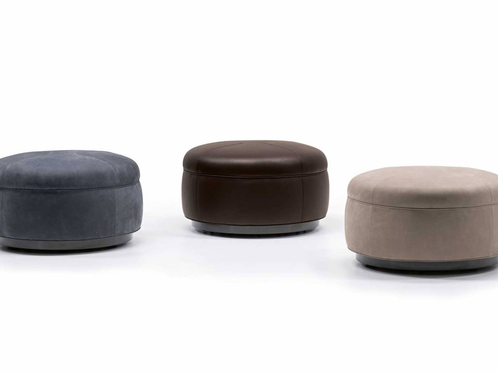 «Tuffet» macht sich als zeitgemässe Interpretation eines traditionellen marokkanischen Poufs nicht nur im Schlaf-, sondern auch im Wohnzimmer gut. Den komplett abnehmbaren Bezug aus Stoff oder Leder umläuft eine feine Steppnaht, die durchweg der Kurve der Sitzfläche folgt. Design: Rodolfo Dordoni. Minotti.