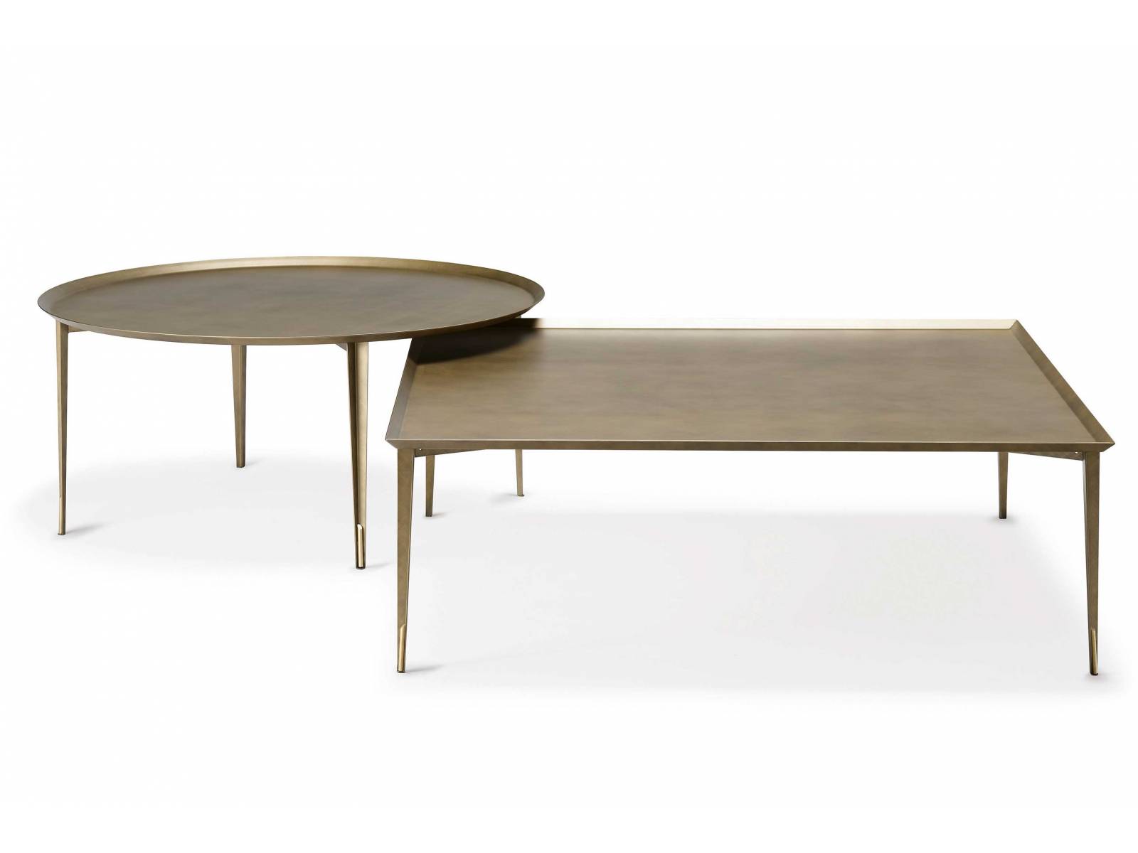 Die Beistelltische «Spillo» stammen aus der Feder von Giorgio Cattelan. Es gibt sie in drei verschiedenen Formen und Höhen, die bei Platzmangel auch ineinander geschoben werden können. Für die Oberflächen stehen Brushed Brass, Brushed Bronze oder Brushed Grey zur Verfügung. Cattelan.