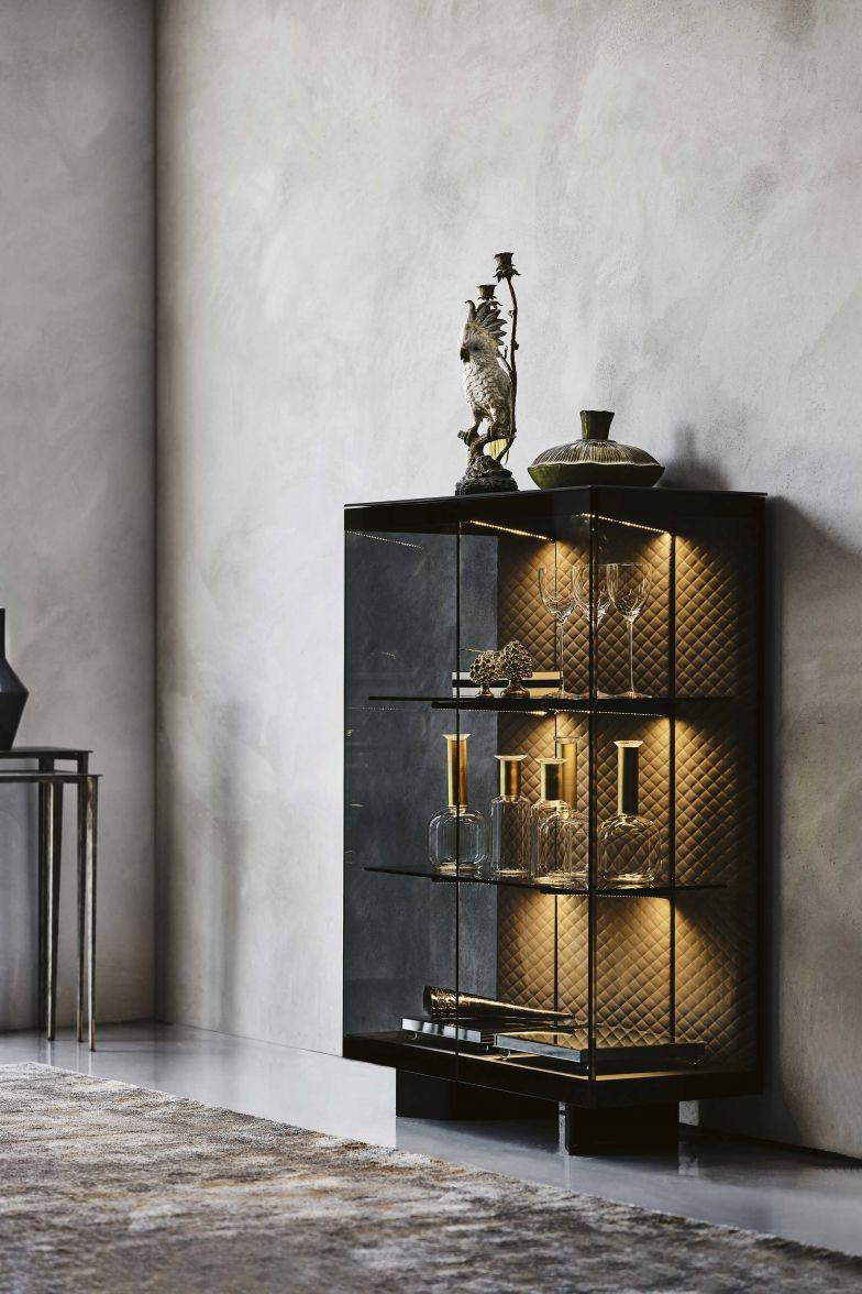 Wertvolles oder Lieblingsstücke ins beste Licht gerückt und gleichzeitig sorgfältig aufbewahrt, das ermöglich das edle Sideboard «Boutique» von Alberto Danese. Eyecatcher ist die gesteppte, gepolsterte Rückwand, deren Muster durch die LED-Beleuchtung hervorgehoben wird. In verschiedenen Ausführungen erhältlich. CATTELANITALIA.