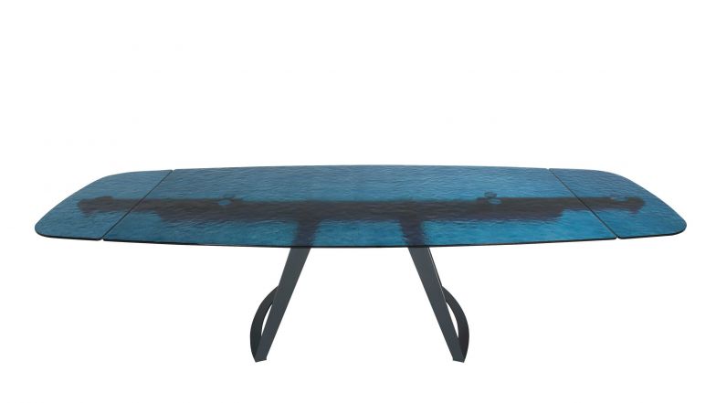 In diesem herrlichen Blauton erinnert die Tischplatte aus gehärtetem Blasenglas an den ruhigen, tiefblauen Atlantik Südfrankreichs. Sie ruht auf einer Basis aus Stahl und kann auf jeder Seite um 40 Zentimeter verlängert werden. ROCHE-BOBOIS.COM