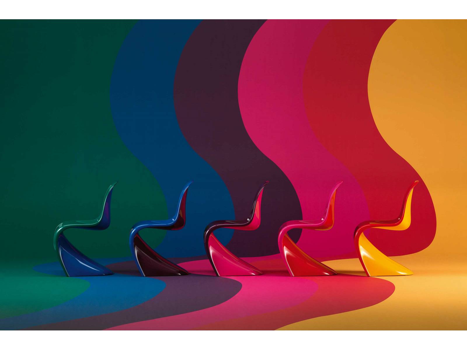 Ein Klassiker zeigt sich in neuem Licht! Den Panton Chair «Duo» gibt es als Limited Edition in fünf Ausführungen mit jeweils zwei kontrastierenden Farben. Sie erinnern an die legendäre Fantasy Landscape von Verner Panton von 1970, die er für die Installation Visiona 2 in Köln geschaffen hat. VITRA.