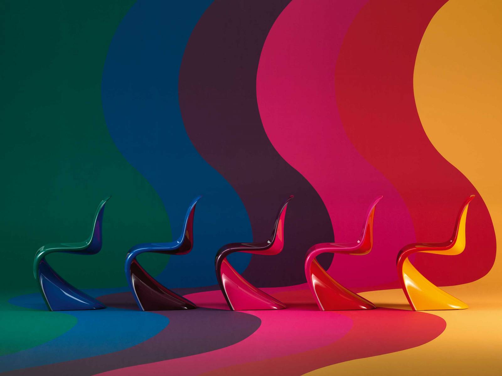 Ein Klassiker zeigt sich in neuem Licht! Den Panton Chair «Duo» gibt es als Limited Edition in fünf Ausführungen mit jeweils zwei kontrastierenden Farben. Sie erinnern an die legendäre Fantasy Landscape von Verner Panton von 1970, die er für die Installation Visiona 2 in Köln geschaffen hat. VITRA.
