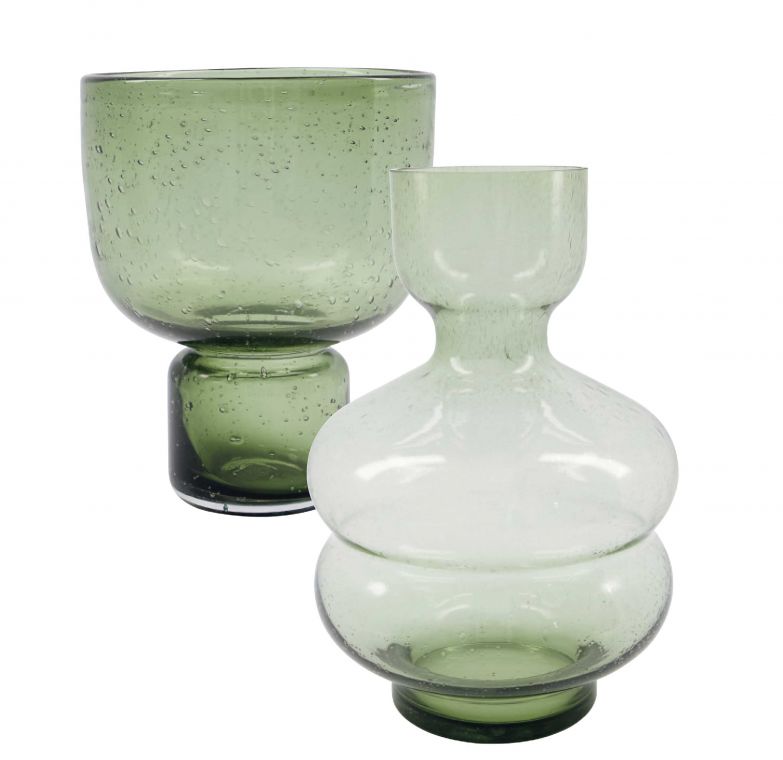 Vasen müssen nicht immer mit Blumen oder Zweigen gefüllt sein, sondern können auch für sich alleine stehen und wirken, wie diese zwei Exemplare hier aus Glas (links Modell «Farida», rechts «Origami»). HOUSEDOCTOR.COM